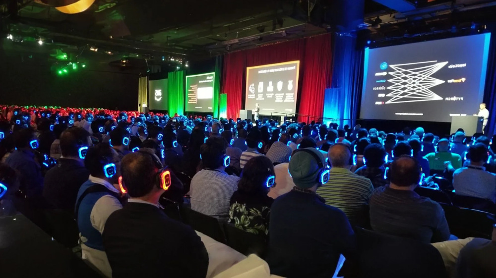 Silent Disco Express Beurs Presentatie in drie talen