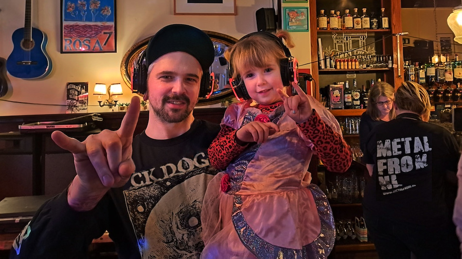 Silent Disco Express - set bestellen thuis ontvangen metal muziek luisteren